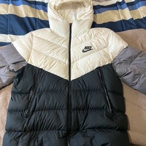 I am selling this XL Nike Puffer a jacket White/Black/Gray